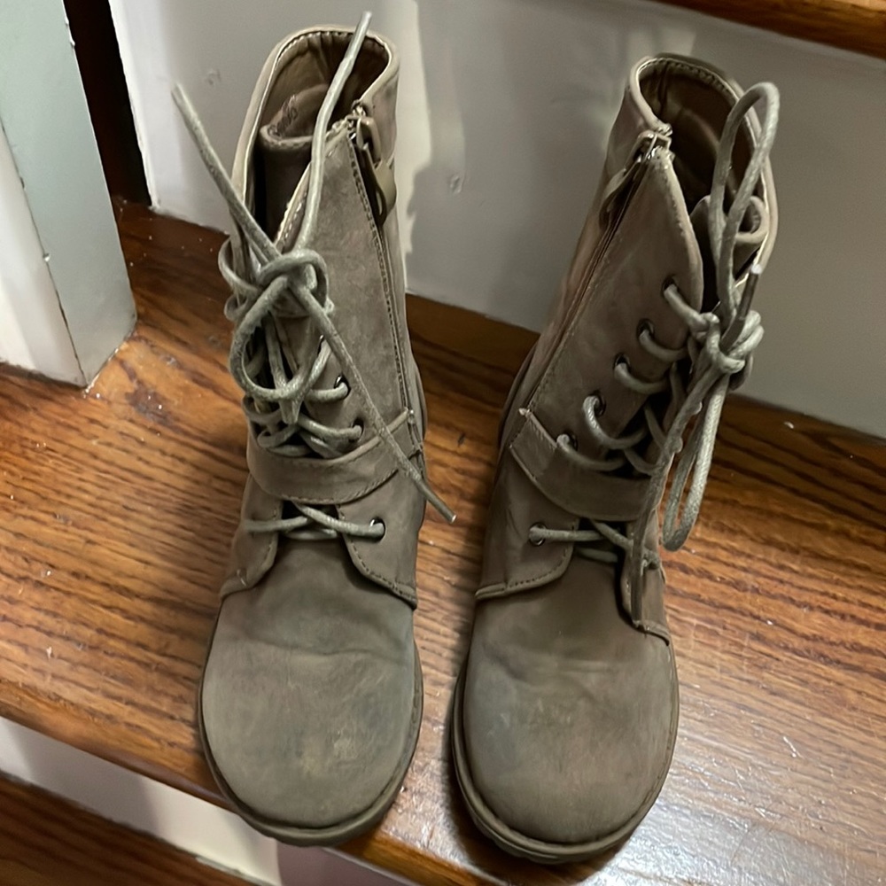 Used taupe /tan Trendy boots size 11